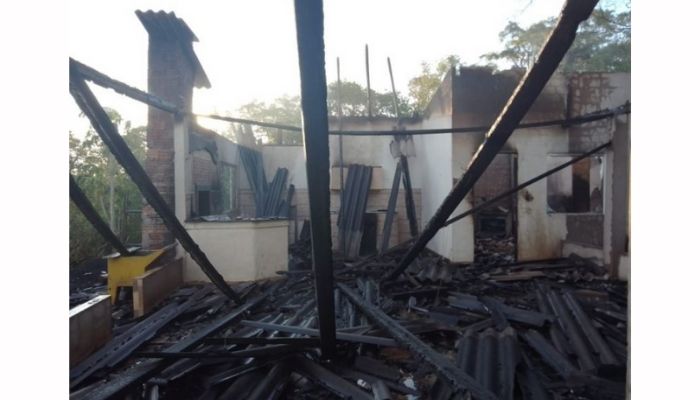 Três Barras - Residência é destruída pelo fogo na comunidade Santa Genoveva 